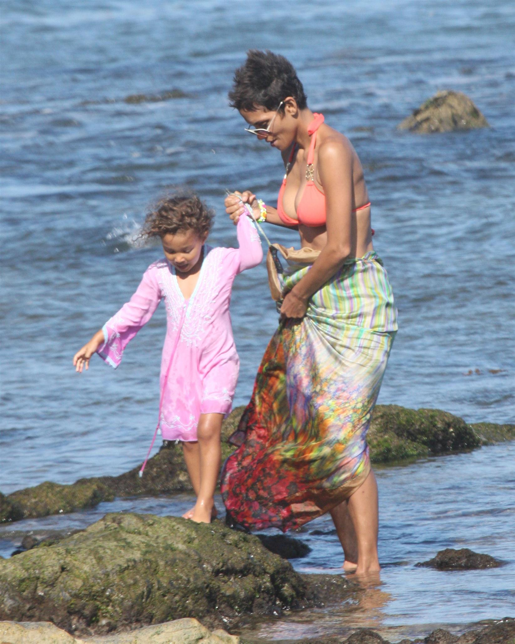 Halle Berry spends her 45th birthday on Malibu Beach photos | Picture 59738